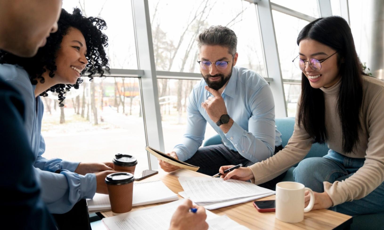 Persone che imparano insieme strategie di gestione finanziaria